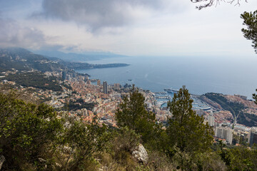 Vue sur Monaco par un temps nuageux depuis le chemin de randonnée menant à La Turbie