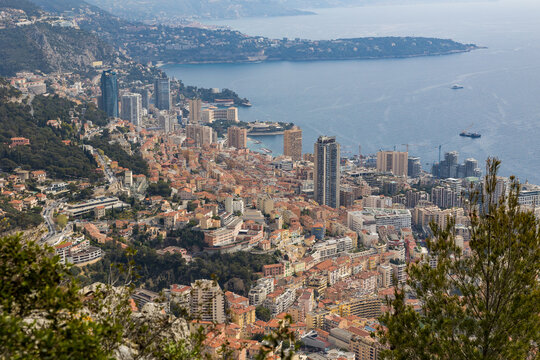 Vue sur Monaco par un temps nuageux depuis le chemin de randonn&eacute;e menant &agrave; La Turbie