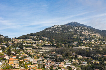 Fototapeta na wymiar Villas du village de La Turbie, à flanc de montagne, sur les hauteurs de Monaco