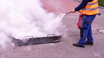 Training of fire extinguisher users in the real practice scenario