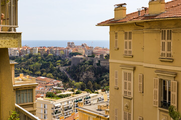Vue sur le Rocher de Monaco entre deux immeubles depuis les hauteurs de Monaco