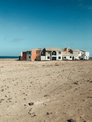 Das Bild zeigt verlassene Gebäude auf Fuerteventura, umgeben von traumhaftem Wetter. Die Ruinen...
