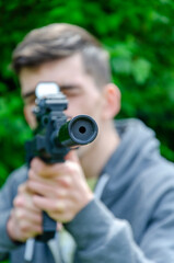 Gewehr Schütze zielt in Richtung der Kamera