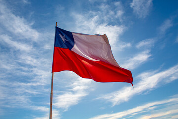 Fototapeta na wymiar bandeira do chile céu azul com sol