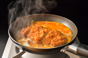 カツ丼を調理する