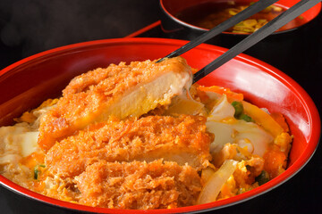 カツ丼・カツを持ち上げる