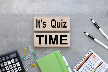 gray background with text It's quiz time on wooden sides