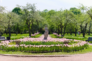 Obraz premium Statue of Diana - goddess of wild animals and the hunt. Kazan Garden in Kolomenskoye. Moscow. Russia