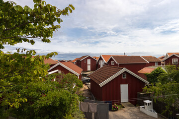 Fototapeta na wymiar Schöner Blick über die Dächer von dem niedlichen Küstenort Smögen in Schweden.