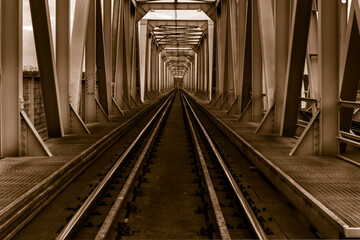 Żelazny most kolejowy nad rzeką - obrazy, fototapety, plakaty
