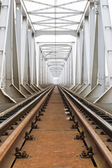 Żelazny most kolejowy nad rzeką - obrazy, fototapety, plakaty