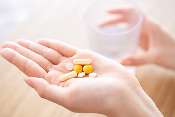 薬を持つ女性の手元