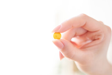 薬を持つ女性の手元