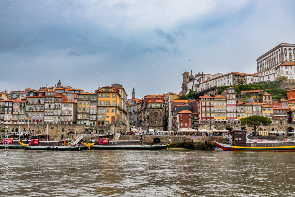 Canvas Prints Vue sur Ribeira depuis un Rabelos à Porto