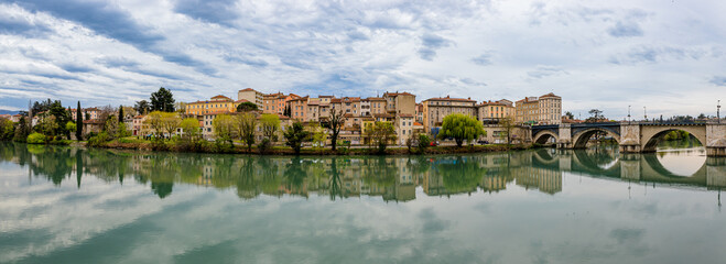 Panorama de La ville de Romans-sur-Isère au bort de l'Isère