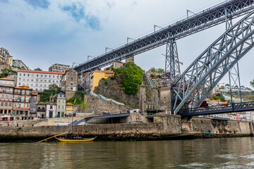 Fototapeta na wymiar Vue sur Ribeira depuis un Rabelos à Porto