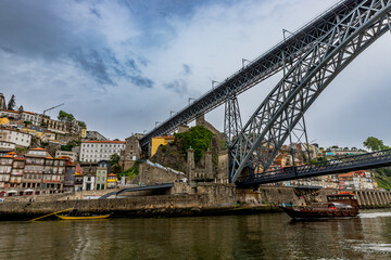 Fototapeta na wymiar Vue sur Ribeira depuis un Rabelos à Porto