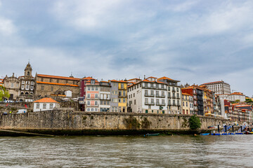 Naklejka na ściany i meble Vue sur Ribeira depuis un Rabelos à Porto