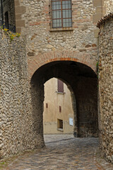 Fototapeta na wymiar archway in Verucchio in Italy