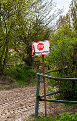 Stop, Durchgansgverbot am Zugang zu einem landwirtschaftlichen Betrieb, Berlin, Deutschland