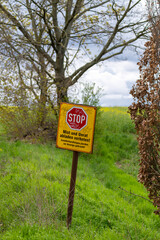 Hinweisschild auf einem Acker in Lübars, Berlin, Deutschland