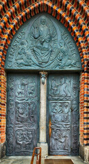 Wielkie drzwi wejściowe do katedry kościoła. 