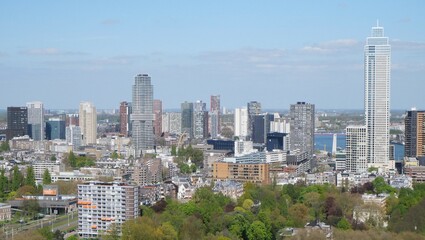 Fototapeta na wymiar Vue panoramique et aérienne des grattes-ciel du centre de Rotterdam (Pays-BAs), depuis le port