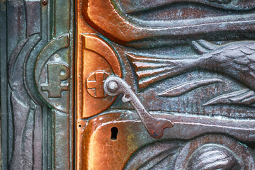 Wielkie drzwi wejściowe do katedry kościoła.  - obrazy, fototapety, plakaty
