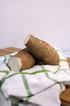 Dos trozos de yuca cruda sobre fondo de madera