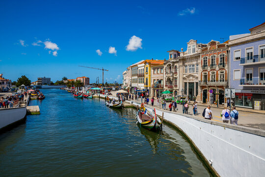 Bateau Moliceiro sur le canal à Aveiro au Portugal