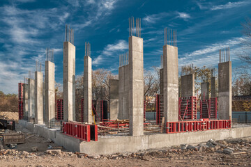 Monolithic structural elements and formwork of columns in housing construction