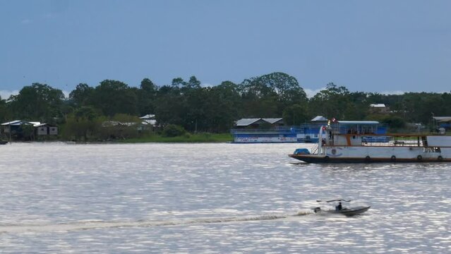 Auf dem Amazonas Fluss