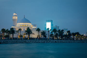White Jawza Al Qahtani Mosque with downtown in the background, Al Khobar, Saudi Arabia - obrazy, fototapety, plakaty