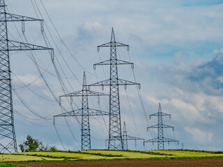 Strommasten und Wolkenhimmel