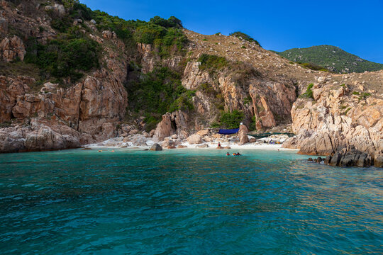 Mui Ca Heo Bay, tourists swimming and snorkeling, Vinh Hy, Province of Ninh Thuan, Vietnam, Asia
