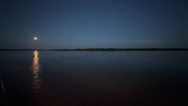 Vollmond &uuml;ber dem Amazonas
