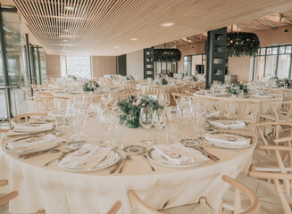 Restaurante finca de boda con cubiertos