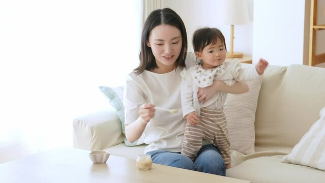 離乳食を食べる赤ちゃん