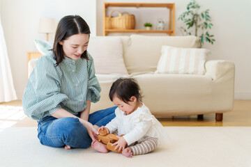おもちゃと遊ぶ赤ちゃんとお母さん