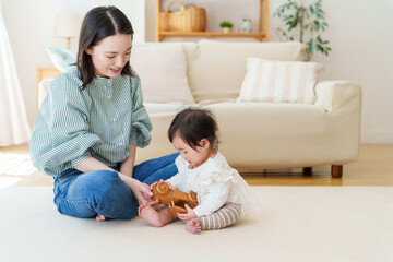 おもちゃと遊ぶ赤ちゃんとお母さん