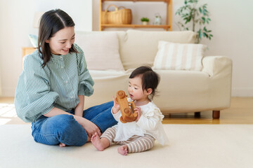 おもちゃと遊ぶ赤ちゃんとお母さん