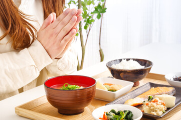 食事の前に手を合わせる女性