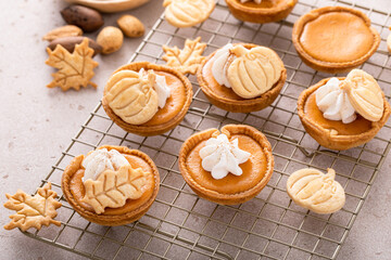 Mini pumpkin pies with pumpkin and fall leaves decoration