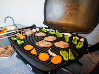 バーベキューでお肉と野菜を焼く