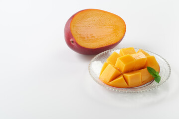 マンゴー（アーウィン種）白背景で