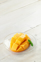 マンゴー（アーウィン種）板目背景で