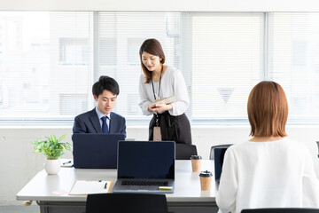 オフィスで働く男女　Business