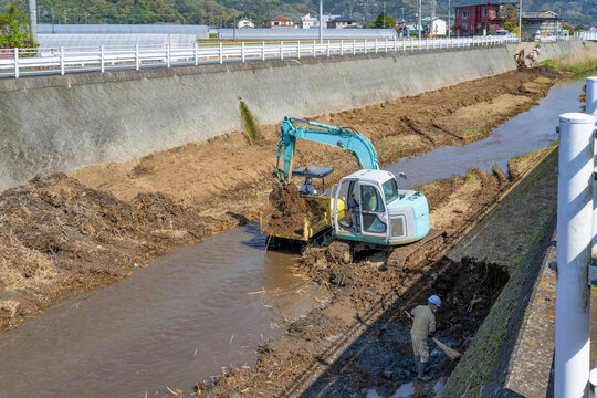 洪水対策のための浚渫工事