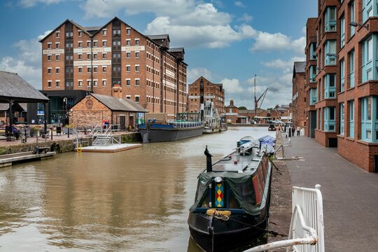 Victoria Basin with the National Waterways Museum in the background, Gloucester Docks, Gloucestershire, England, UK.