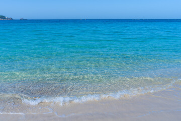 Fototapeta na wymiar 南紀白浜の海岸、砂浜と透き通る海
